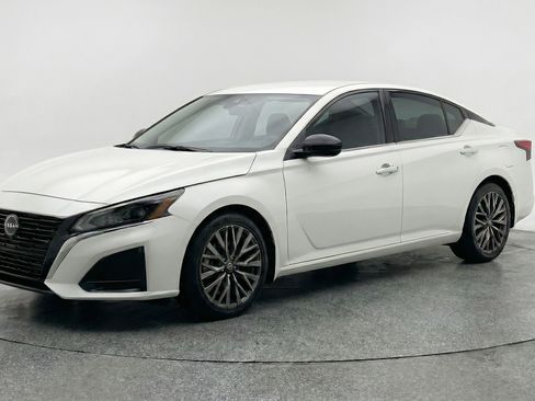 Used 2025 Nissan Altima 2.5 SV FWD image 3