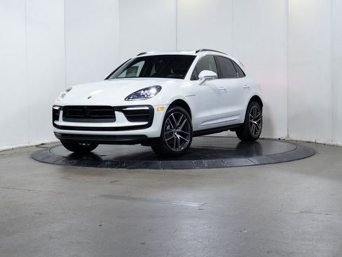 Certified 2025 Porsche Macan image 1