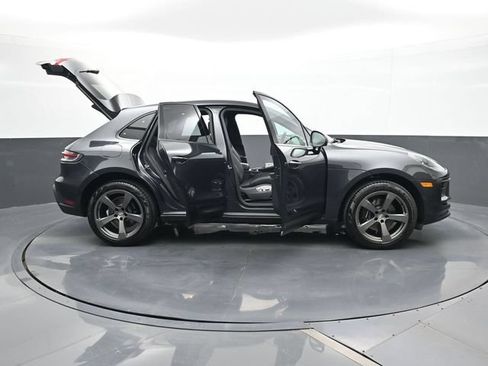 Certified 2025 Porsche Macan AWD/4WD image 33