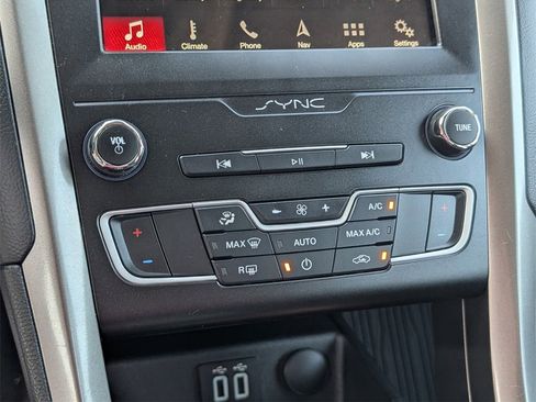 Used 2019 Ford Fusion SE image 15