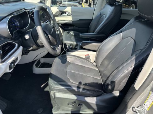 Used 2022 Chrysler Pacifica Touring-L FWD image 19