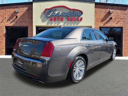 Used 2017 Chrysler 300 C image 3