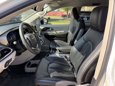 Used 2024 Chrysler Pacifica Touring-L FWD image 13