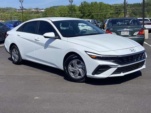 Certified 2025 Hyundai Elantra SE FWD image 1