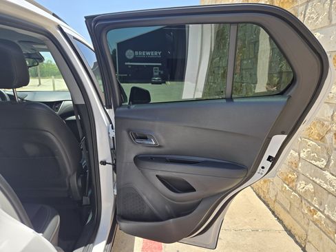 Used 2020 Chevrolet Trax LT w/ Redline Edition FWD image 10