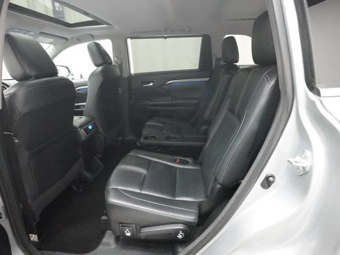 Used 2018 Toyota Highlander XLE AWD/4WD image 16