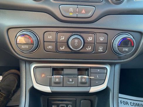 Used 2024 GMC Terrain SLT AWD/4WD image 18