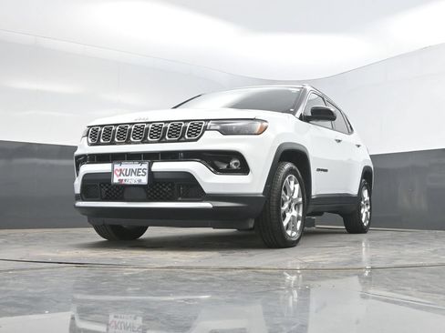 Used 2025 Jeep Compass Limited AWD/4WD image 36