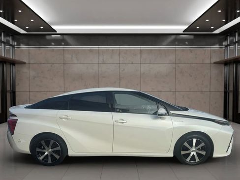 Used 2017 Toyota Mirai image 7