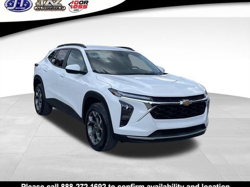 Used 2025 Chevrolet Trax LT FWD image 1