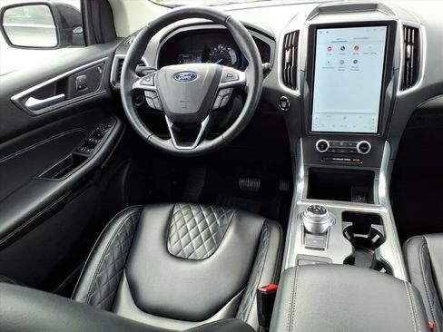 Used 2024 Ford Edge Titanium image 4