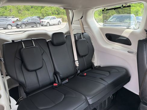 Used 2018 Chrysler Pacifica Touring-L w/ Advanced Safetytec Group FWD image 16