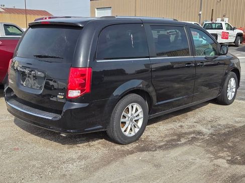 Used 2018 Dodge Grand Caravan SXT FWD image 2