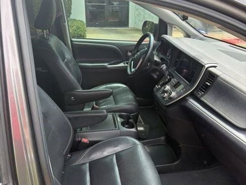 Used 2017 Toyota Sienna SE FWD image 9