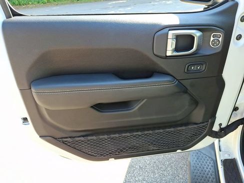 Used 2020 Jeep Gladiator Overland AWD/4WD image 14