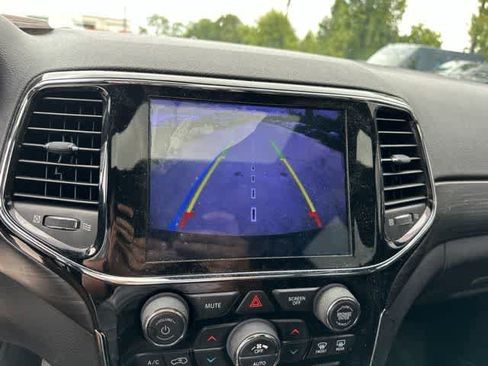 Used 2019 Jeep Grand Cherokee Altitude AWD/4WD image 10