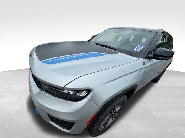 Used 2023 Jeep Grand Cherokee Trailhawk w/ Advanced Protech Group II AWD/4WD image 4