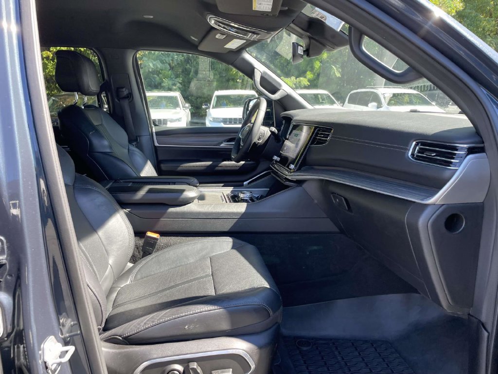 Certified 2024 Jeep Wagoneer L Series II w/ Flexible Seating Group AWD/4WD image 15