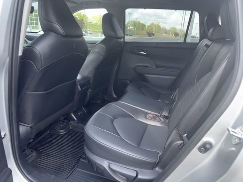 Used 2021 Toyota Highlander XLE image 7