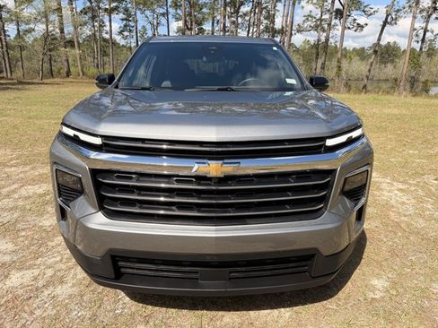 Used 2025 Chevrolet Traverse LT image 8