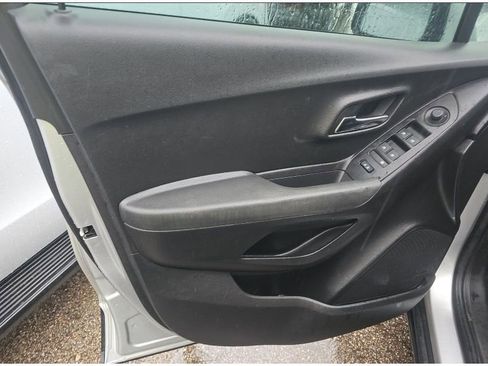 Used 2020 Chevrolet Trax LT w/ LT Convenience Package image 16