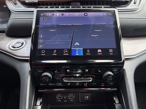 Used 2023 Jeep Grand Cherokee Limited w/ Luxury Tech Group II image 8