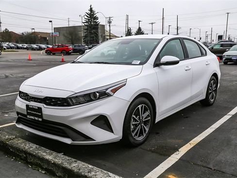 Used 2023 Kia Forte LXS w/ LXS Technology Package image 2