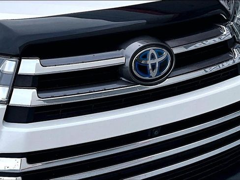 Certified 2018 Toyota Highlander Limited Platinum image 32