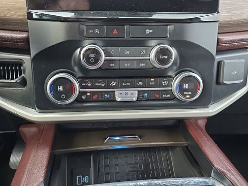 Used 2023 Ford Expedition Limited image 19