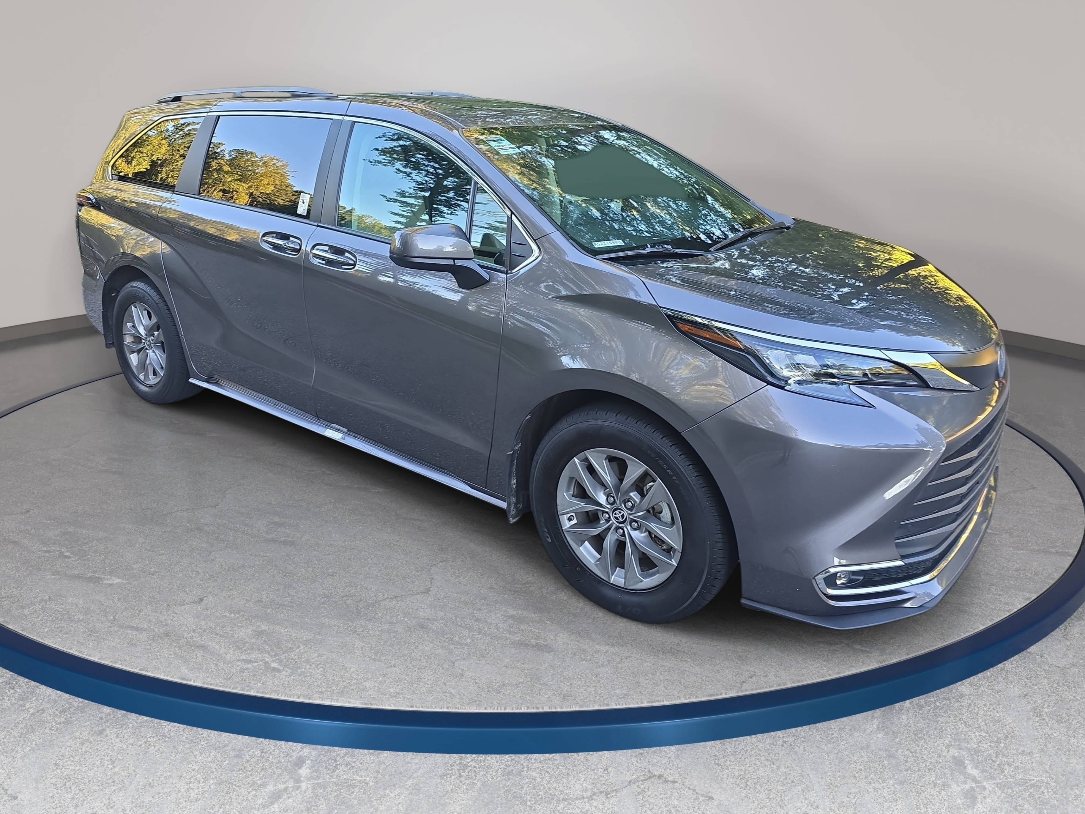 Used 2024 Toyota Sienna XLE FWD image 3