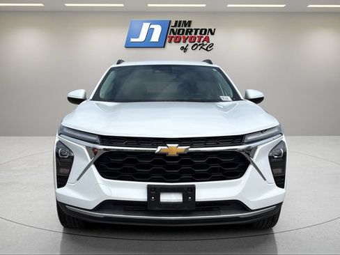 Used 2025 Chevrolet Trax LT FWD image 2
