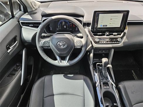 Used 2024 Toyota Corolla Cross XLE image 7