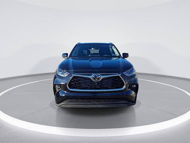 Certified 2026 Toyota Highlander Limited AWD/4WD image 3