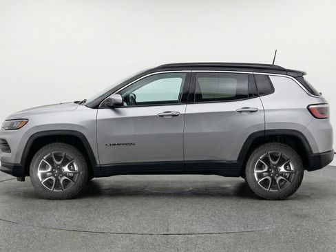 Used 2025 Jeep Compass Trailhawk AWD/4WD image 5