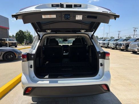 Used 2024 Toyota Highlander XLE AWD/4WD image 9