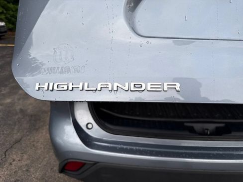Used 2022 Toyota Highlander XLE AWD/4WD image 16