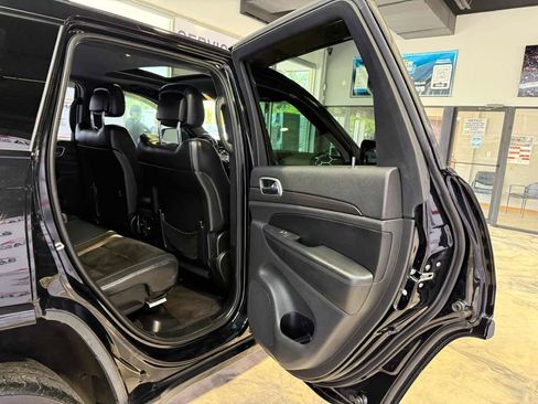 Used 2017 Jeep Grand Cherokee Altitude AWD/4WD image 37