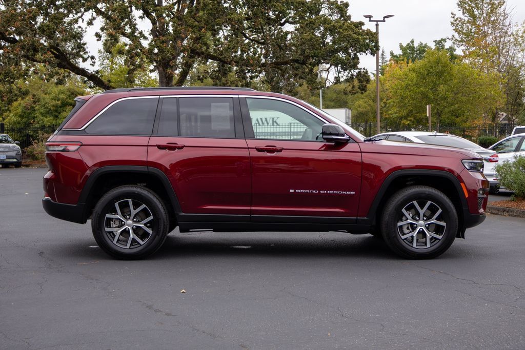 Used 2025 Jeep Grand Cherokee Limited AWD/4WD image 6