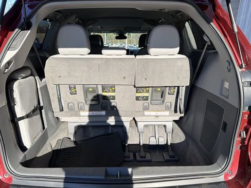 Used 2018 Toyota Sienna XLE image 27