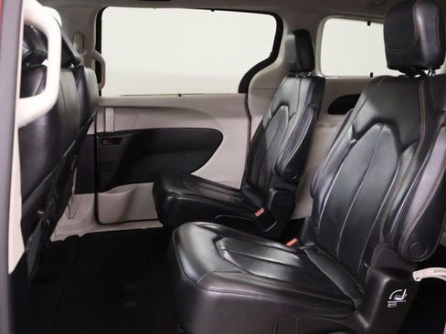 Used 2019 Chrysler Pacifica Touring-L image 27