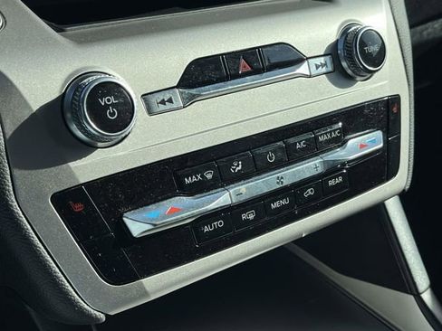 Used 2022 Ford Explorer XLT AWD/4WD image 32