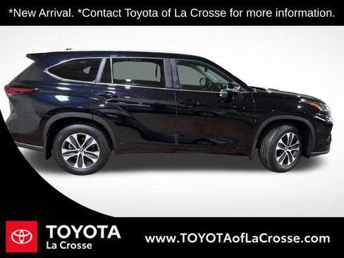 Used 2024 Toyota Highlander XLE image 2