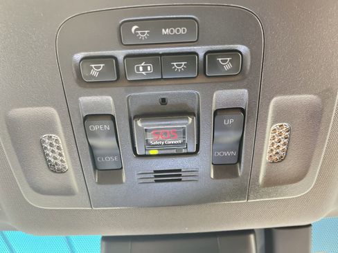 Used 2020 Toyota Avalon Limited image 27