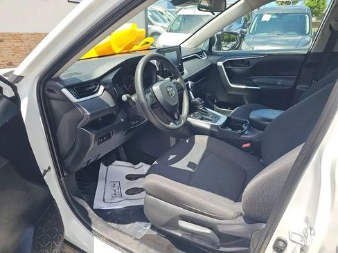 Used 2019 Toyota RAV4 LE FWD image 13