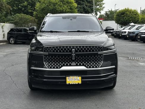 Certified 2025 Lincoln Navigator L Reserve AWD/4WD image 2