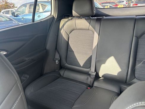 Used 2025 Buick Envista Preferred image 37