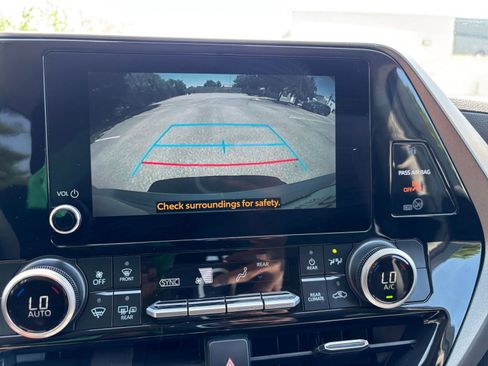 Used 2025 Toyota Highlander LE FWD image 27