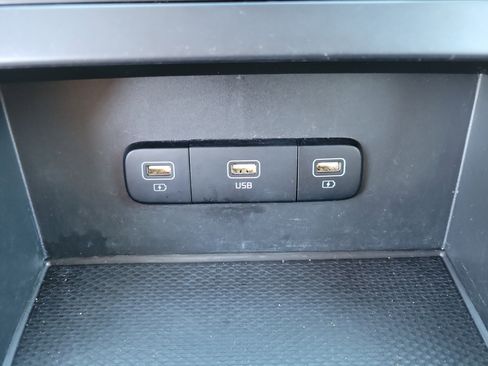 Used 2023 Kia Carnival LX image 15