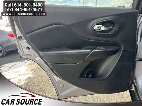 Used 2019 Jeep Cherokee Trailhawk AWD/4WD image 31