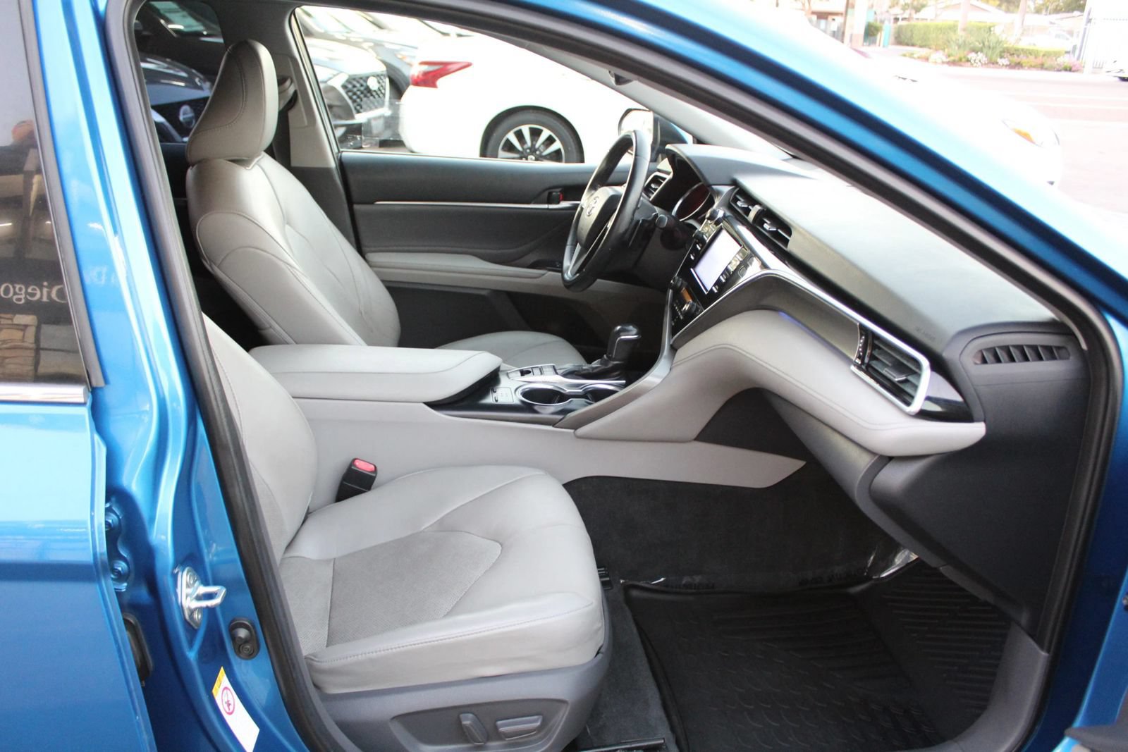 Used 2018 Toyota Camry XSE w/ Accessory Appearance Package FWD image 10
